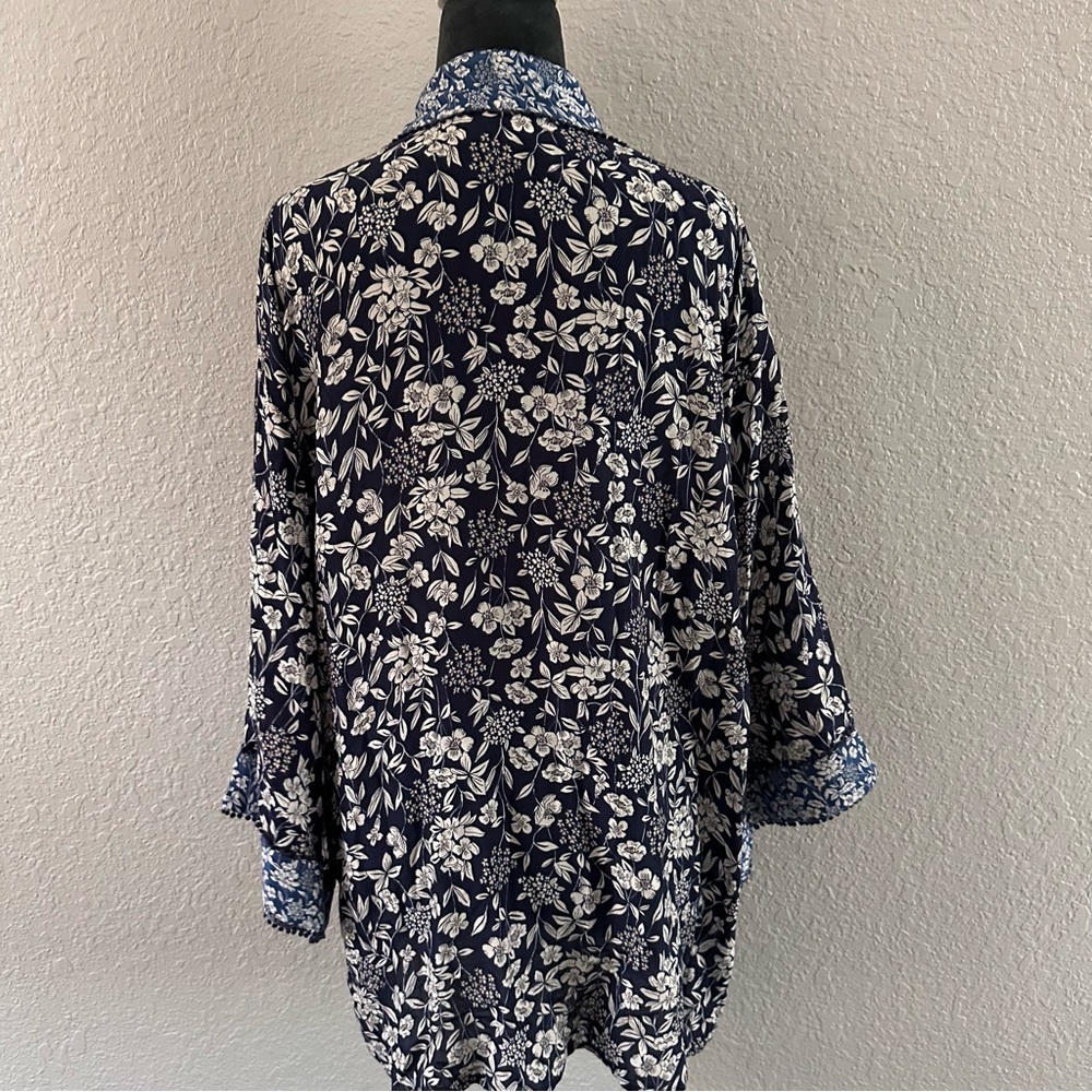 Navy Blue & White Floral Kimono Cardigan with Lace Trim – Size Large - Picture 3 of 8